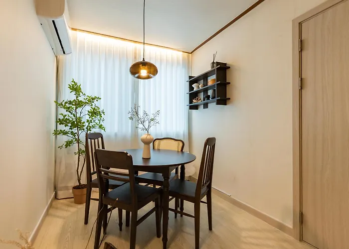 On - Seongsu Near Gentle Monster Yeonmujang-gil Cafe Street And Hangang Park - 3minute Walk From The Airport Bus Stop - Free Luggage Storage *