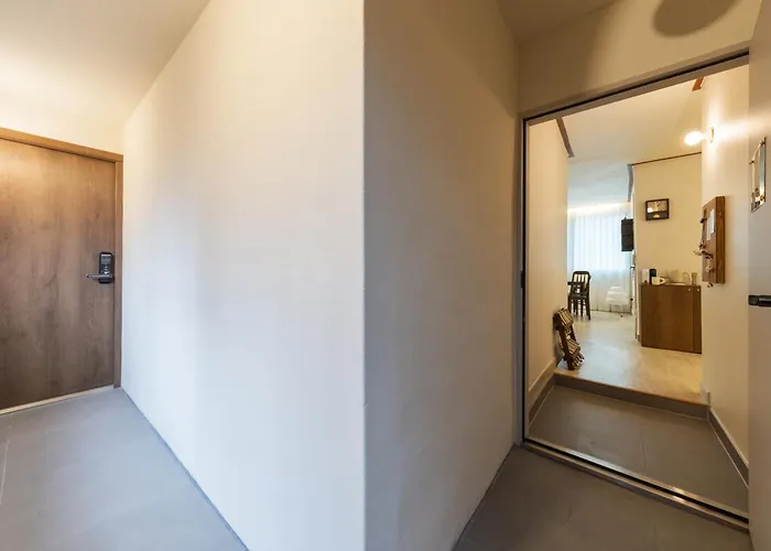 On - Seongsu Near Gentle Monster Yeonmujang-gil Cafe Street And Hangang Park - 3minute Walk From The Airport Bus Stop - Free Luggage Storage